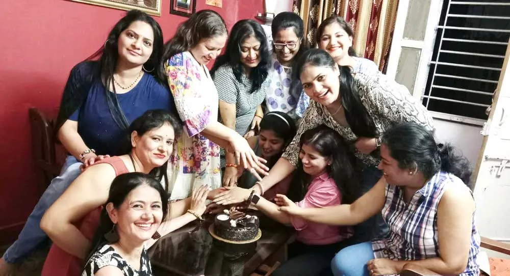 महिलाओं ने केक काटकर, नाच-गाकर मनाया महिला दिवस