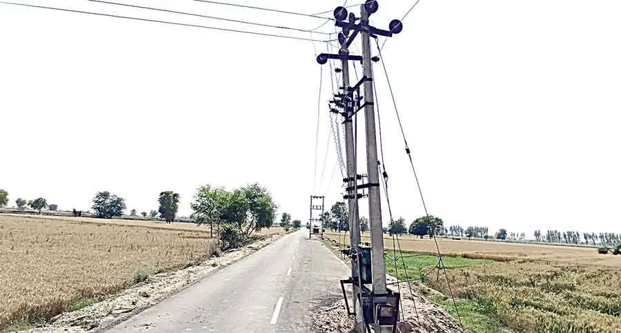 हादसों को दावत दे रहा विभाग: छह माह पहले ही बनी सड़क