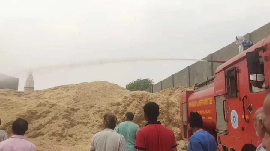 धरौदी गौशाला के तूड़ी गोदाम में लगी आग, लाखो का नुकसान।