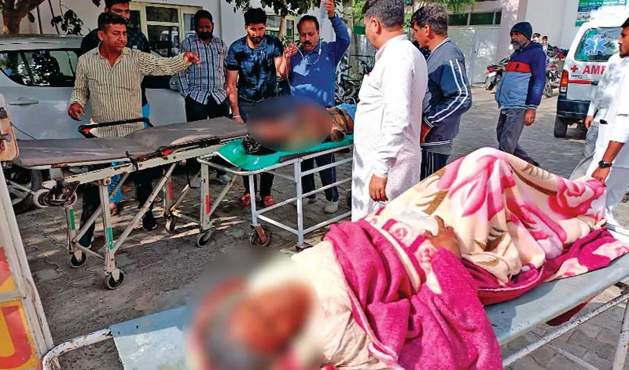 ट्रक का टायर फटने से एक दर्जन श्रद्धालु घायल, अस्पताल में भर्ती