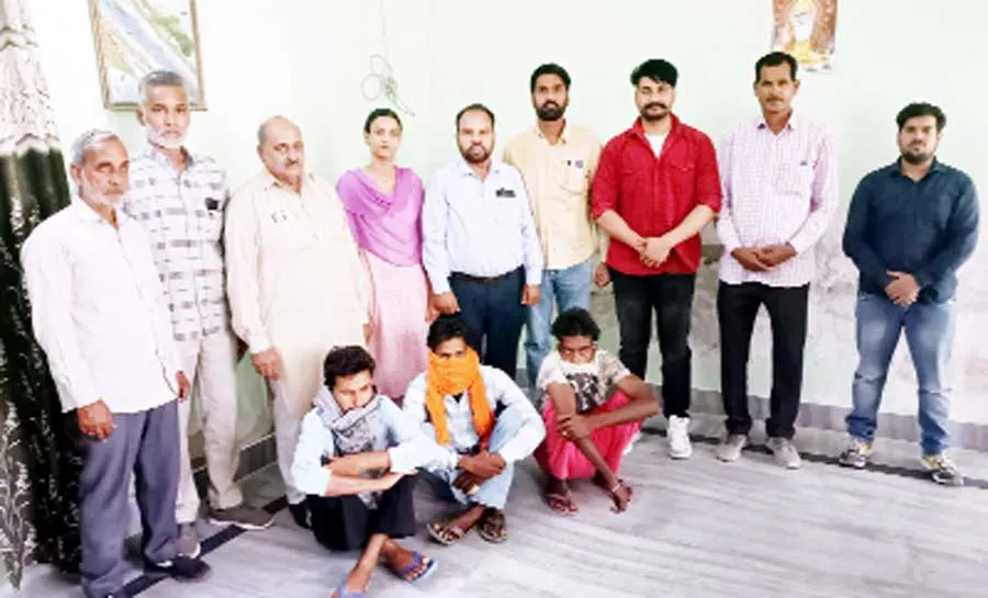 जंगली तोतों के बच्चे चुराने वाले 3 युवक गिरफ्तार