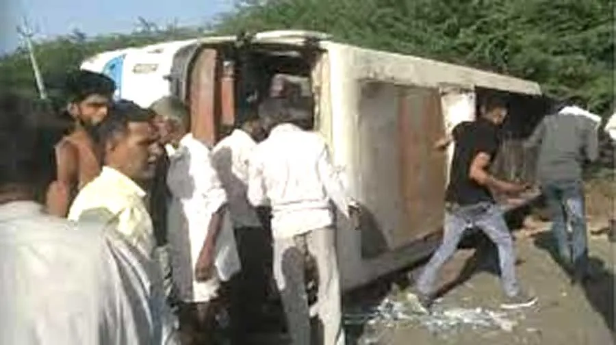 बच्चों से भरी बस पलटी, 2 की मौत, 20 लोग घायल
