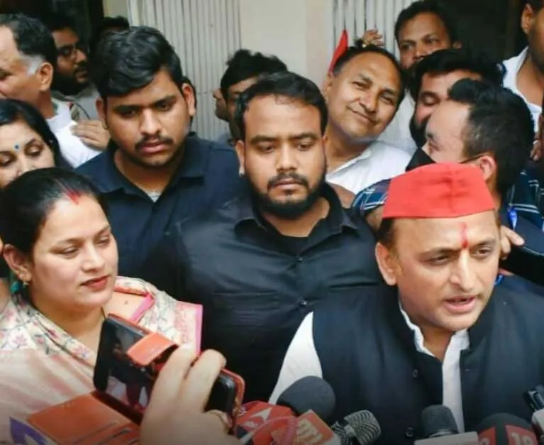 सरकार से कुछ भी पूछो, जवाब तमंचा मिलता है:  Akhilesh