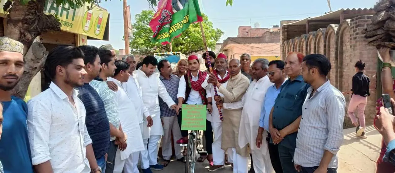 Akhilesh Yadav: अखिलेश से मिलने साइकिल से हुआ रवाना
