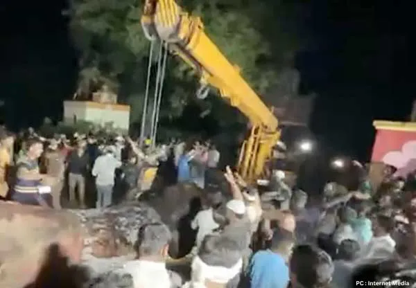 Akola Accident: मंदिर में पेड़ गिरने से बड़ा हादसा, 7 लोगों की मौत, 30 घायल