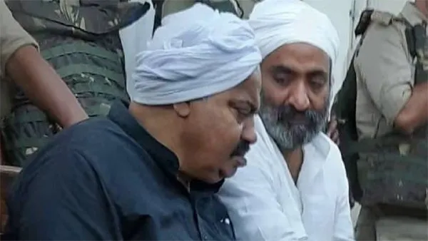 Atiq Murder Vidio: मीडिया कैमरों के सामने अतीक और अशरफ की गोली मारकर हत्या, देखें दिल दहलाने वाला वीडियो