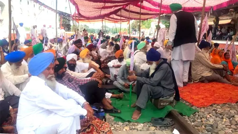 किसानों ने रेलवे ट्रैक किए जाम, 24 ट्रेनें रद्द