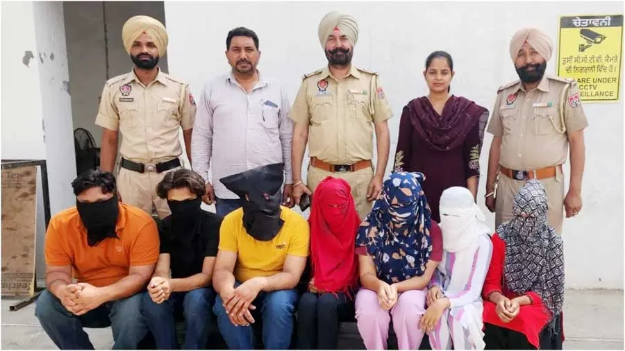 लोगों को विदेश भेजने वाले खुद हवालात में