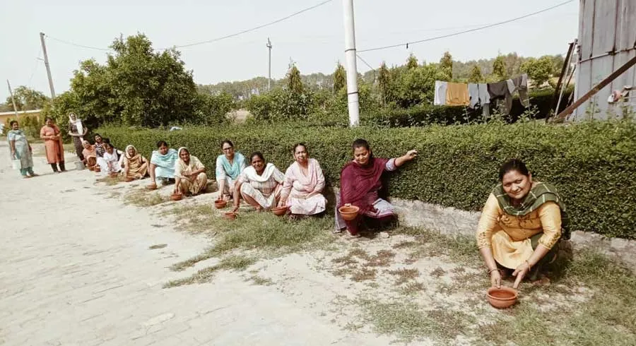 पक्षी उद्धार मुहिम: डबवाली नामचर्चा घर व आस-पास सेवादार बहनों ने रखे मिट्टी के सकोरे