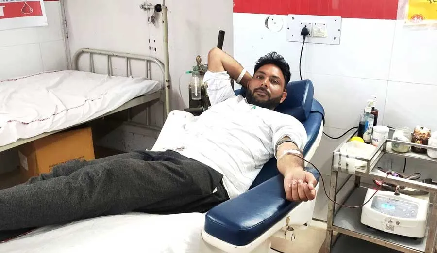 जन्म दिन मनाने का असली ढंग सिखा रहे डेरा प्रेमी