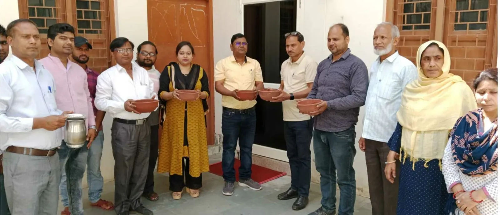 नगर पालिका कर्मियों द्वारा पक्षियों लिए पालिका सहित नगर के अनेकों स्थान पर रखा दाना पानी
