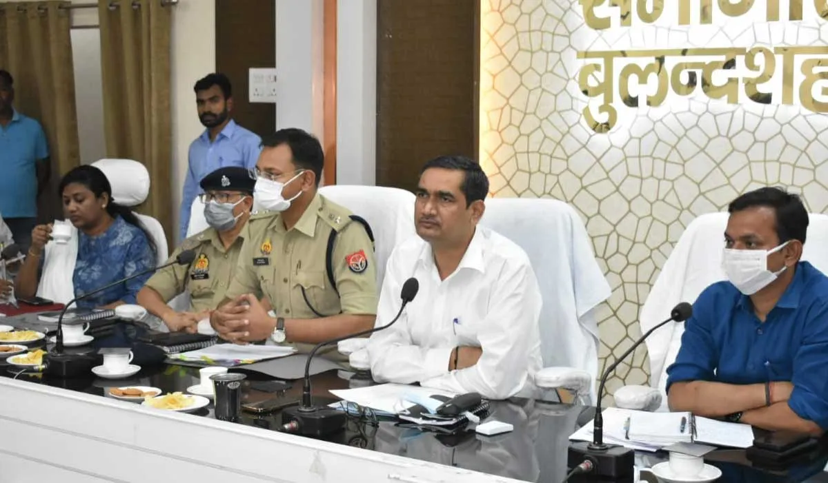 कलैक्ट्रेट सभागार में आगामी पर्वों के सम्बन्ध में जिलाधिकारी ने समस्त धर्मगुरुओं के साथ पीस कमेटी की बैठक सम्पन्न की