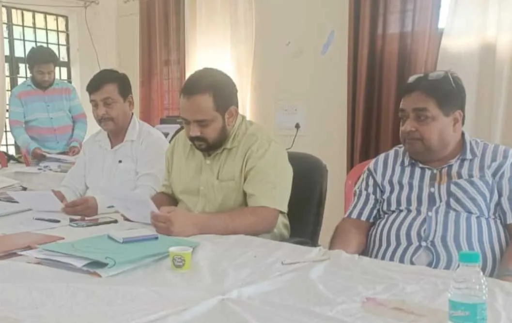 नगर पंचायत अध्यक्ष पद के तीन उम्मीदवारों ने छोड़ा मैदान