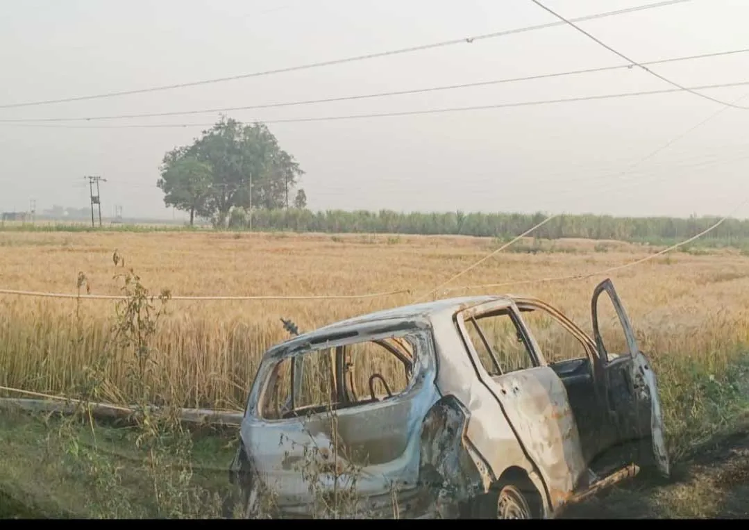 नील गाय से टकरा कर बेकाबू हुई गाड़ी हाईटेंशन लाइन के खंभे से टकराकर बनी आग का गोला