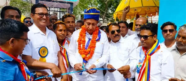 विशाल शोभायात्रा निकाली