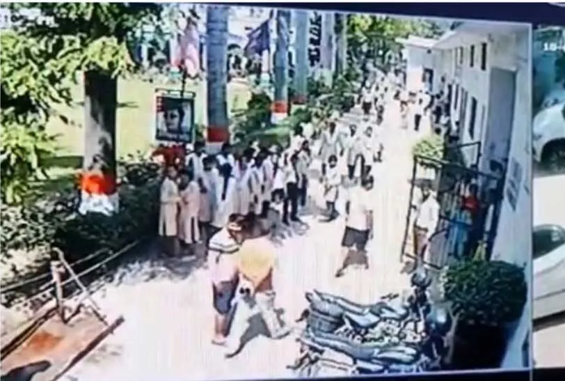 लाठी डंडों से लैस दबंगों ने जबरन आफिस में घुस कर बदसलूकी करते हुए प्रधानाचार्य को दी जान से मार डालने की धमकी