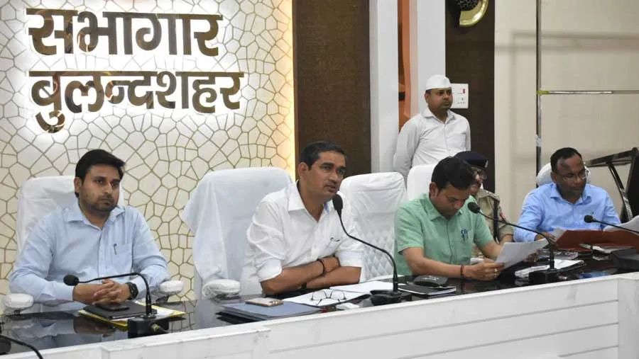 कलैक्ट्रेट सभागार में जिलाधिकारी ने निर्वाचन से संबंधित प्रभारी अधिकारियों के साथ की बैठक