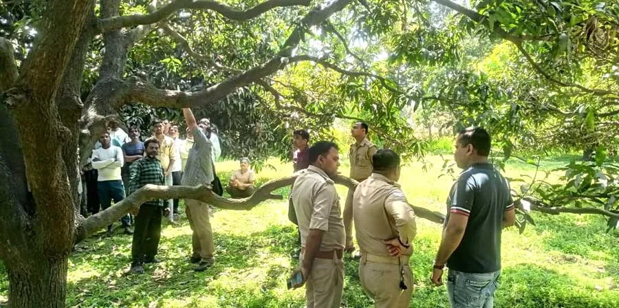संदिग्ध परिस्थितियों में पेड़ से लटका मिला छात्रा का शव, पुलिस ने पीएम को भेजा