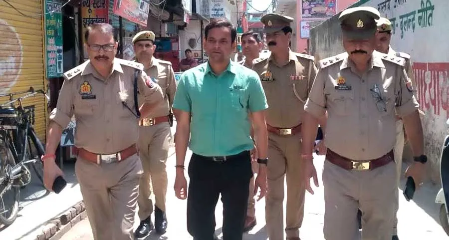 आगामी पर्व हनुमान जयंती के दृष्टिगत पुलिस अधीक्षक नगर द्वारा पुलिस फोर्स के साथ अतिसंवेदनशील क्षेत्रों में किया गया फ्लैग मार्च