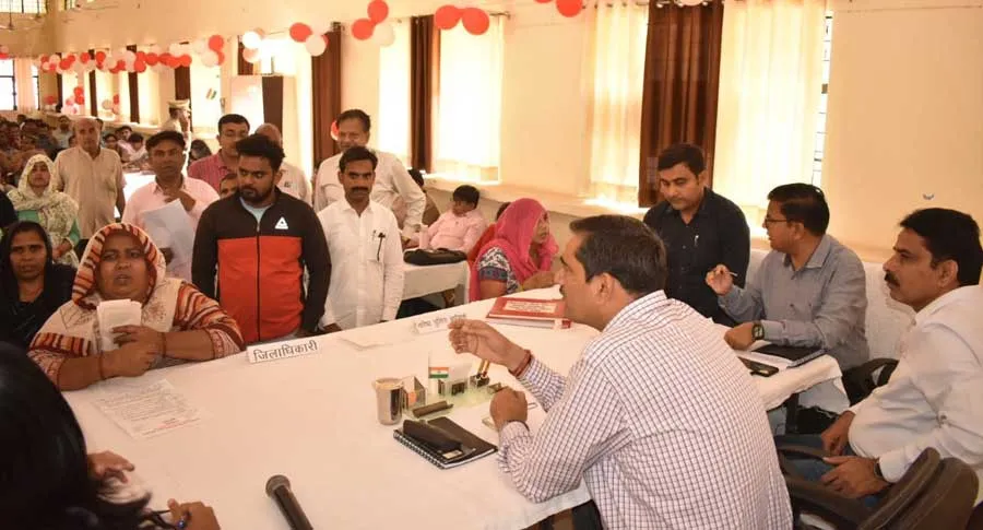 तहसील सदर में डीएम की अध्यक्षता में हुआ संपूर्ण समाधान दिवस