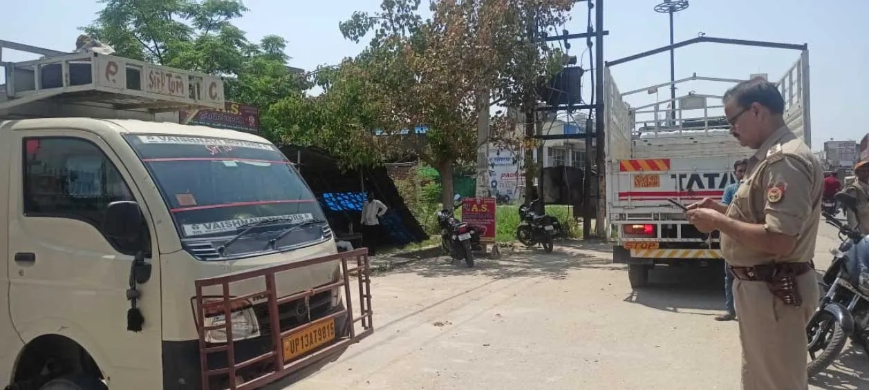 Bulandshahr Police: अवैध रूप से पार्किंग बना कर खड़े वाहनों पर चला पुलिस का चाबुक, काटे चालान