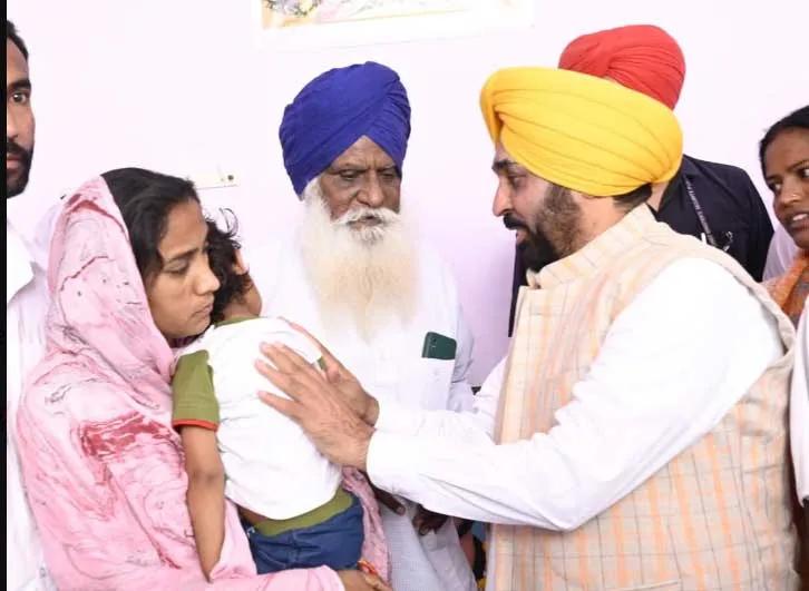 Punjab News: सीएम भगवंत मान ने शहीद जवानों के घर जाकर एक-एक करोड़ का चेक सौंपा