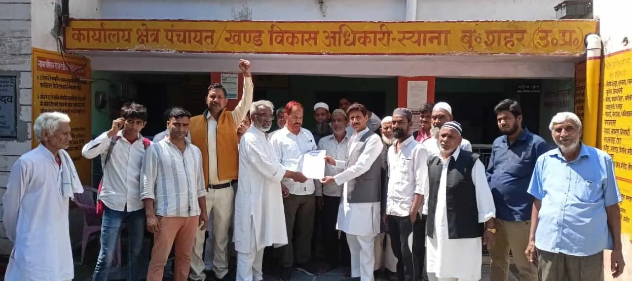 कांग्रेसियों ने प्रदर्शन करते हुए राहुल के समर्थन में अडानी पर दागे कई सवाल