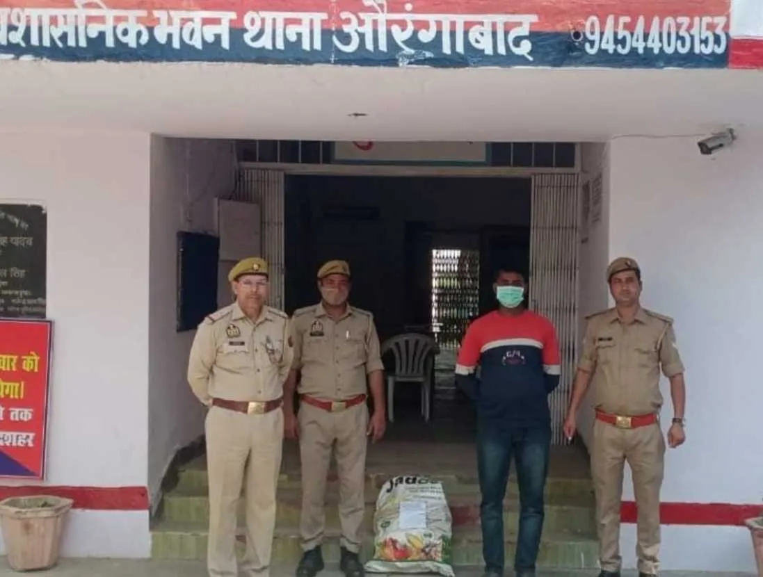 अवैध असलहा बना रहे एक व्यक्ति को पुलिस ने दबोचा एक भाग निकलने में कामयाब