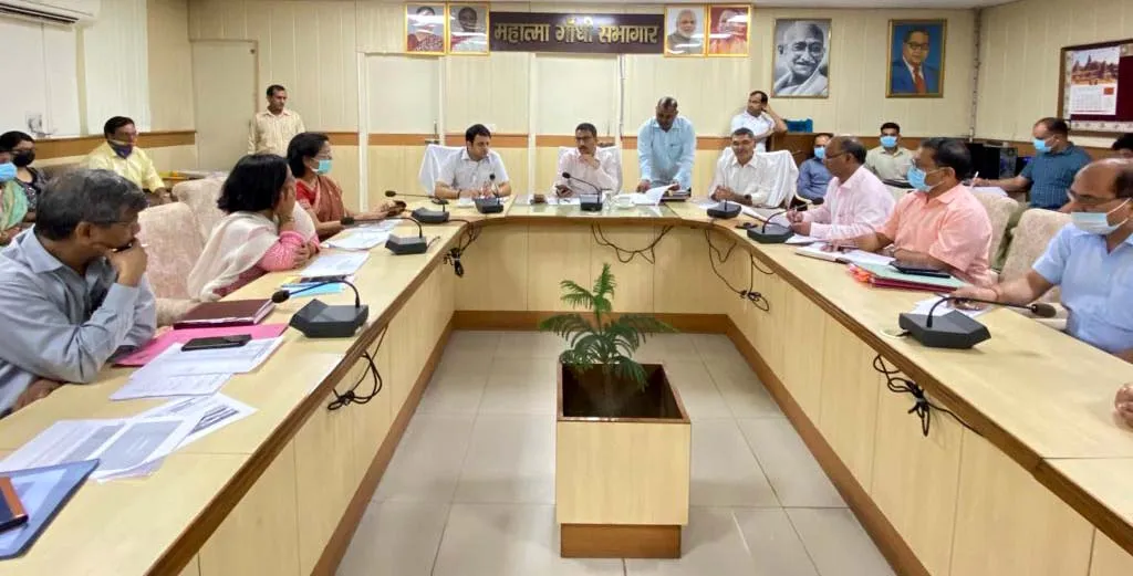 बच्चों के स्वास्थ्य के लिए टीकाकरण जरूरी: डीएम