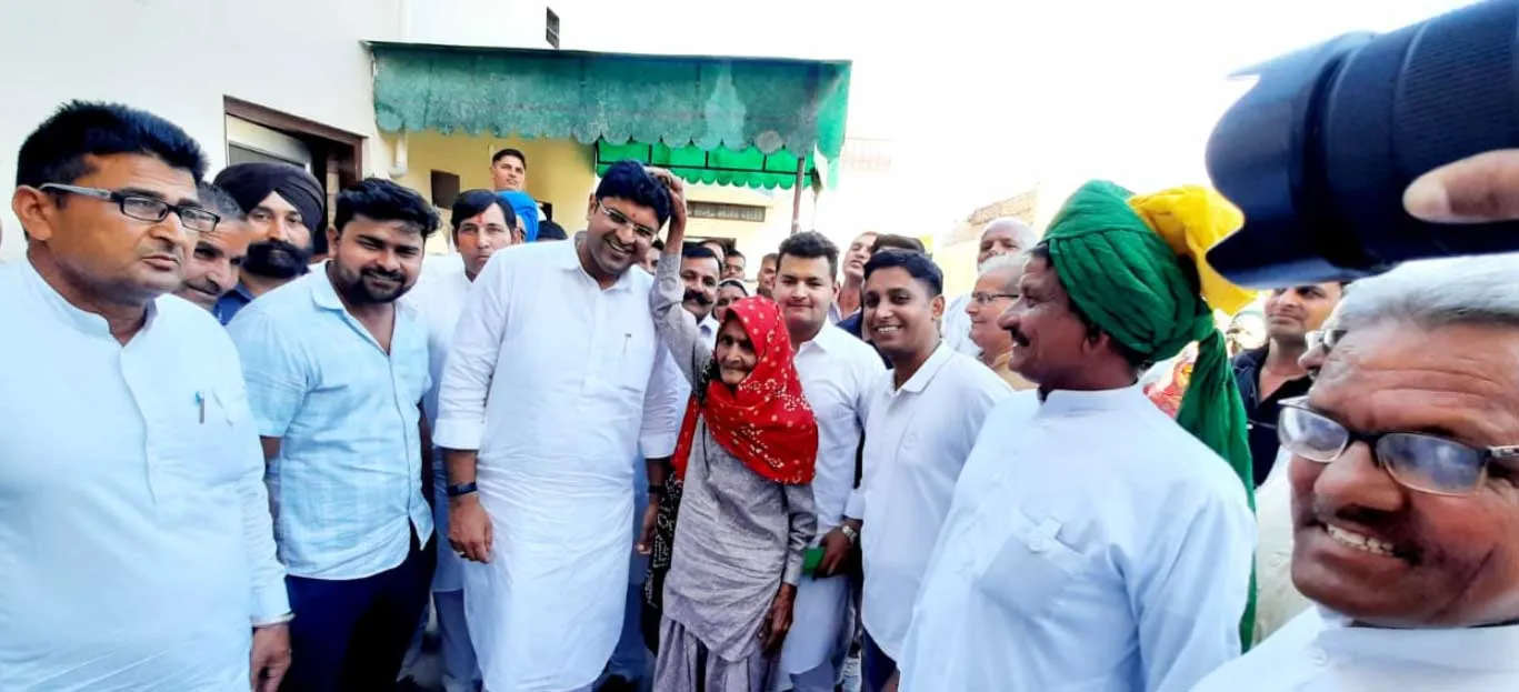 Dushyant Chautala: बेटा मैं रिश्ते में तेरी बुआ लगती हूं, वृद्ध महिला की आवाज दुष्यंत के कानों में पड़ी तो, दुष्यंत ने 500 रुपये वृद्ध महिला के हाथों में देकर पांव छुएकर लिया आशीर्वाद