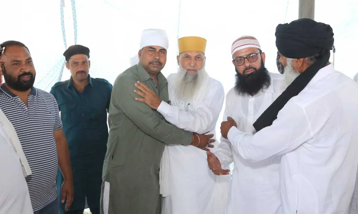 ईद-उल-फितर : ईदगाहों में नमाज अदा करने उमड़े अकीदतमंद