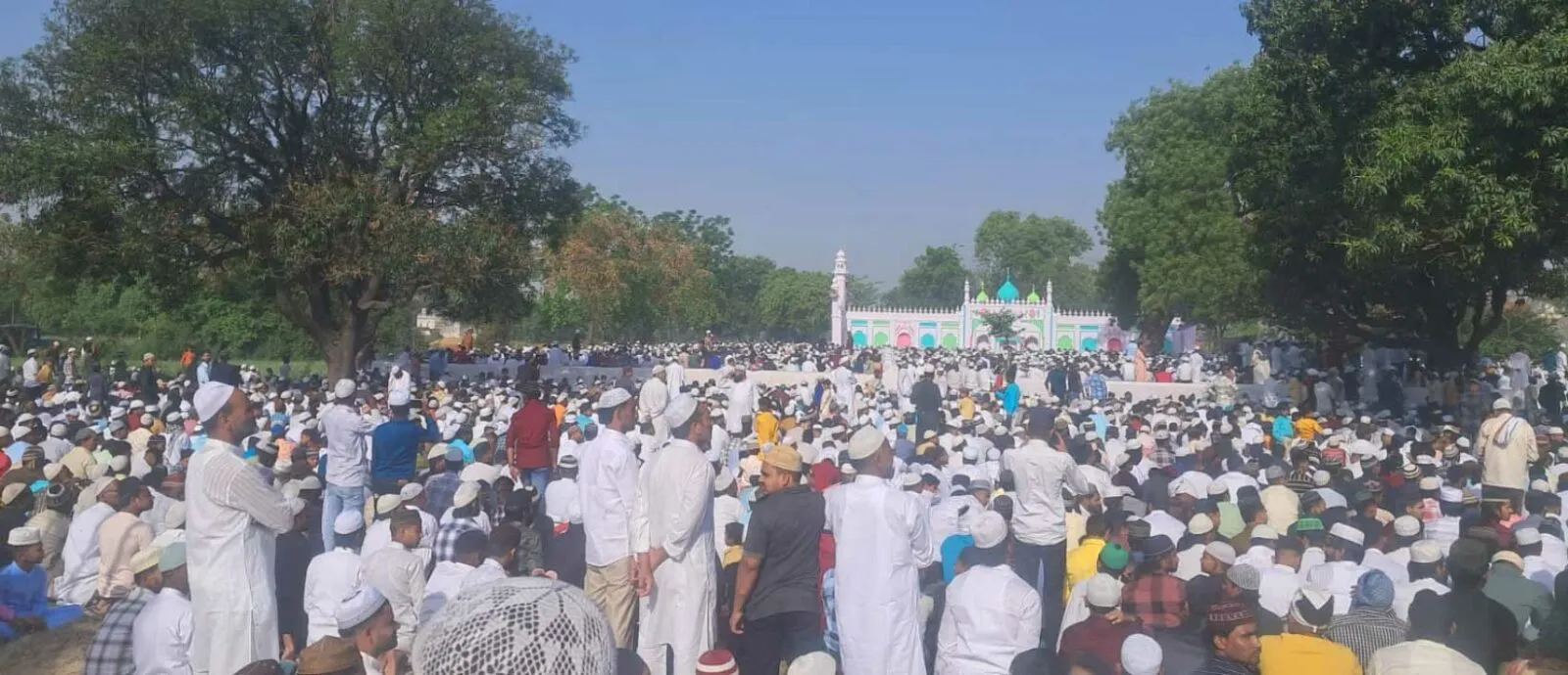 Eid al-Fitr: सजदे में झुक गये बेशुमार सिर