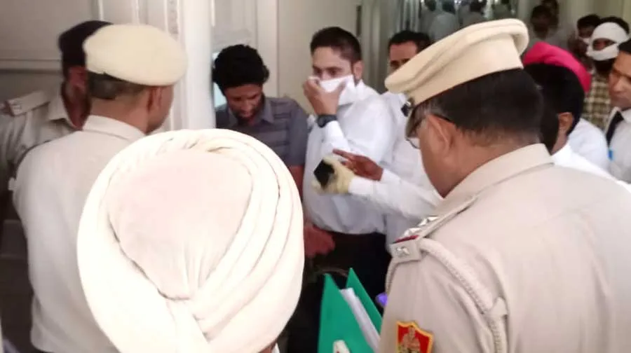 फतेहाबाद: चैंबर से आ रही थी बदबू, वकीलों ने दरवाजा तोड़ा तो अंदर देखकर दंग रह गए?
