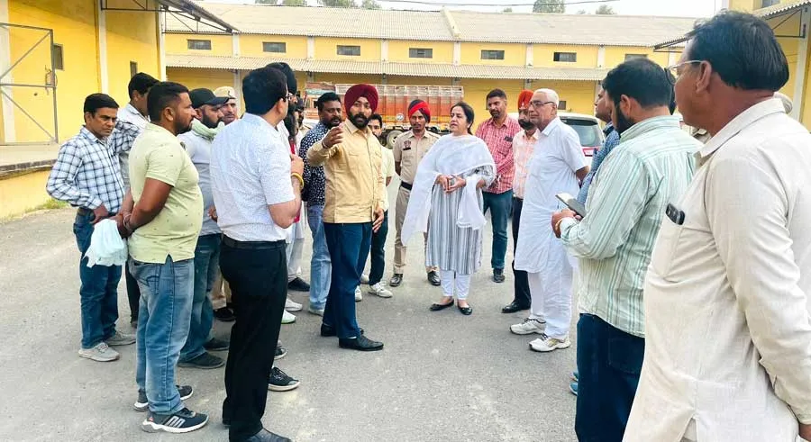 गेहूं के गोदामों की चेकिंग की, मंडियों से गेहूं उठान में तेजी लाने के आदेश दिए