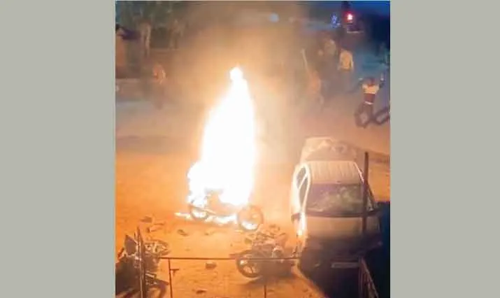 सद्भावनानगर में आधी रात को हमला: तीन कारें और दो मोटरसाइकिल क्षतिग्रस्त किए, एक बाइक फूंकी