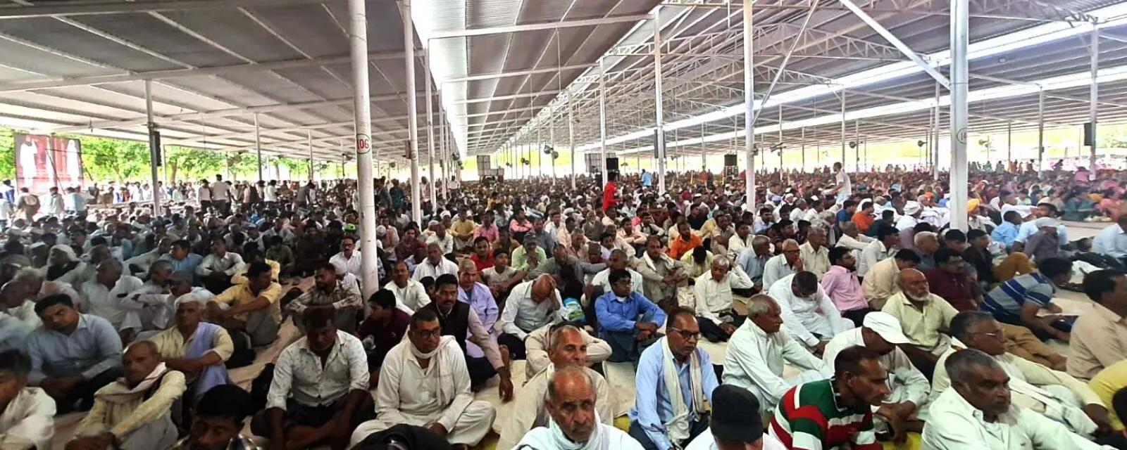 Barnawa Ashram: बरनावा आश्रम में जुटे राम-नाम के दीवाने, खचाखच भरे पंडाल, देखें तस्वीरें…