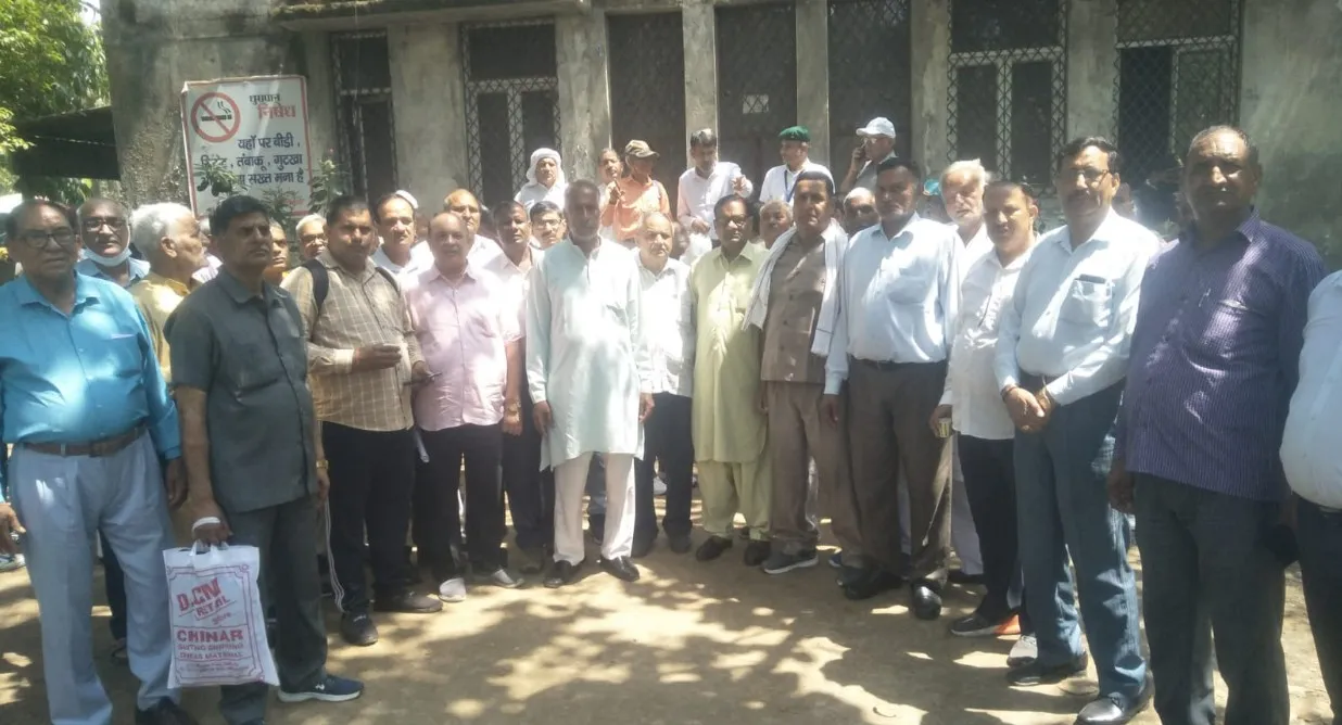 Ghaziabad: भूत पूर्व सैनिको ने वेतन विसंगति को लेकर जिलामुख्यालय पर भरी हुंकार