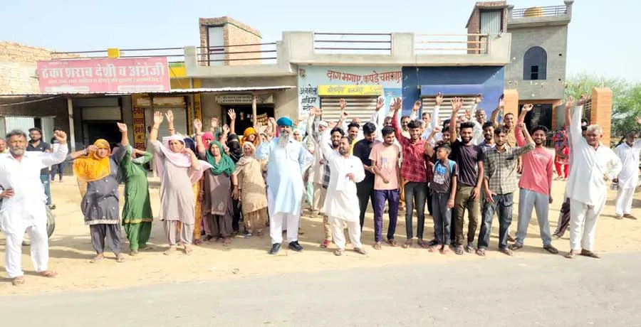शराब ठेका हटाने की मांग पर अड़े, किया प्रदर्शन