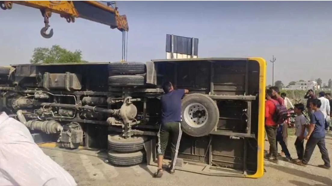 हिसार में ट्रक-स्कूल बस की टक्कर, बस पलटी, 5 बच्चे घायल