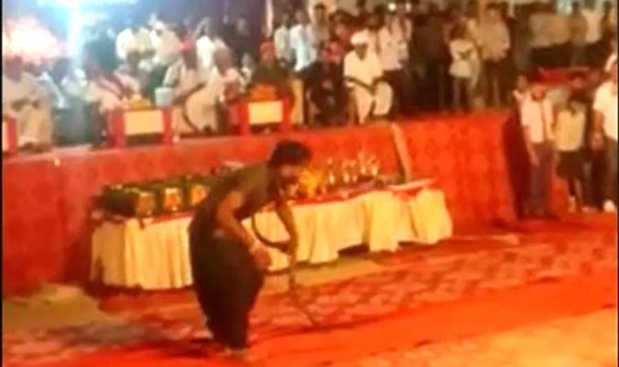 सपेरे ने डाला मंत्री के गले में सांप, छूटे पसीने; फिर मंत्री ने सपेरे के साथ क्या किया…