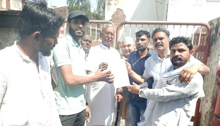 कांग्रेस नेता महेंद्र शर्मा के नेतृत्व में डाकघर झिंझाना मे कांग्रेस का प्रदर्शन