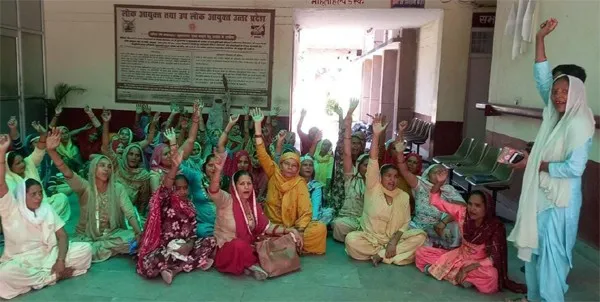 तहसील मुख्यालय पर रसोई माताओं का धरना-प्रदर्शन