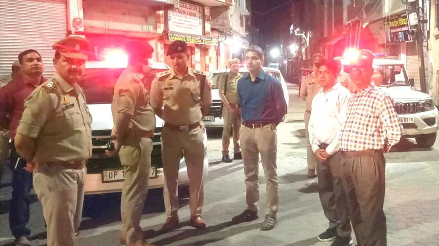 डीएम-एसपी ने कैराना पहुंचकर उतरवाए बैनर-होर्डिंग्स