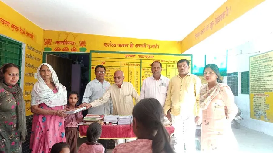 छात्र-छात्राओं को निःशुल्क वितरित किया पाठ्यक्रम