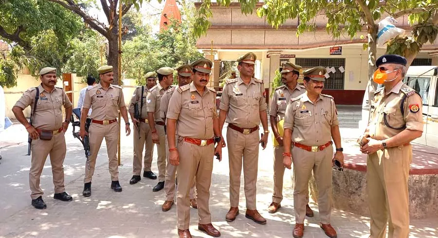 नामांकन स्थल पर पहुंचे एएसपी, परखी सुरक्षा-व्यवस्था