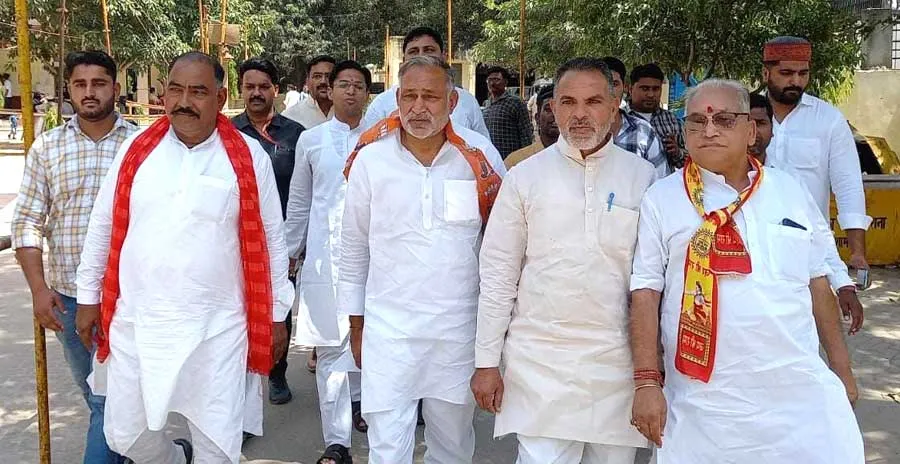 भाजपा प्रत्याशी सेठपाल व निवर्तमान नपा अध्यक्ष हाजी अनवर ने दाखिल किया नामांकन