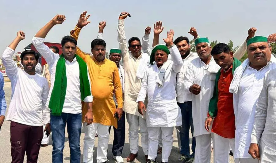 भाकियू ने हरियाणा बॉर्डर से जबरन निकलवाए गेंहू के वाहन