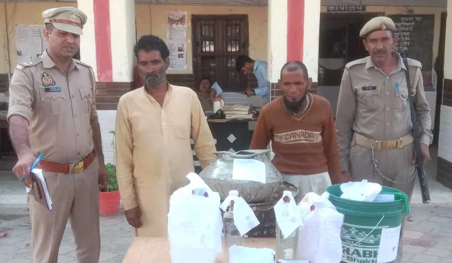 अवैध शराब फैक्ट्री का भंडाफोड़, दो गिरफ्तार, दो फरार