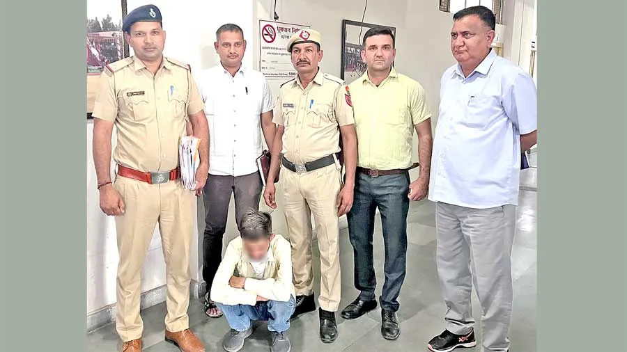 बैंक से करोड़ों का गबन करने वाला कैशियर किया गिरफ्तार