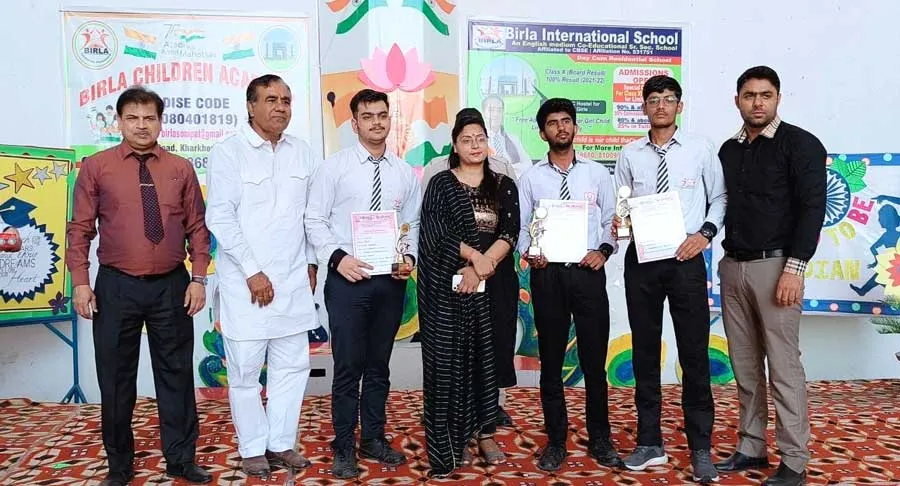 बिरला स्कूल में मेधावी छात्रों को किया सम्मानित